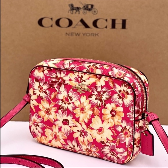 Coach Mini Camera Bag Crossbody Bag
Vintage Daisy Pink - Picture 3 of 12